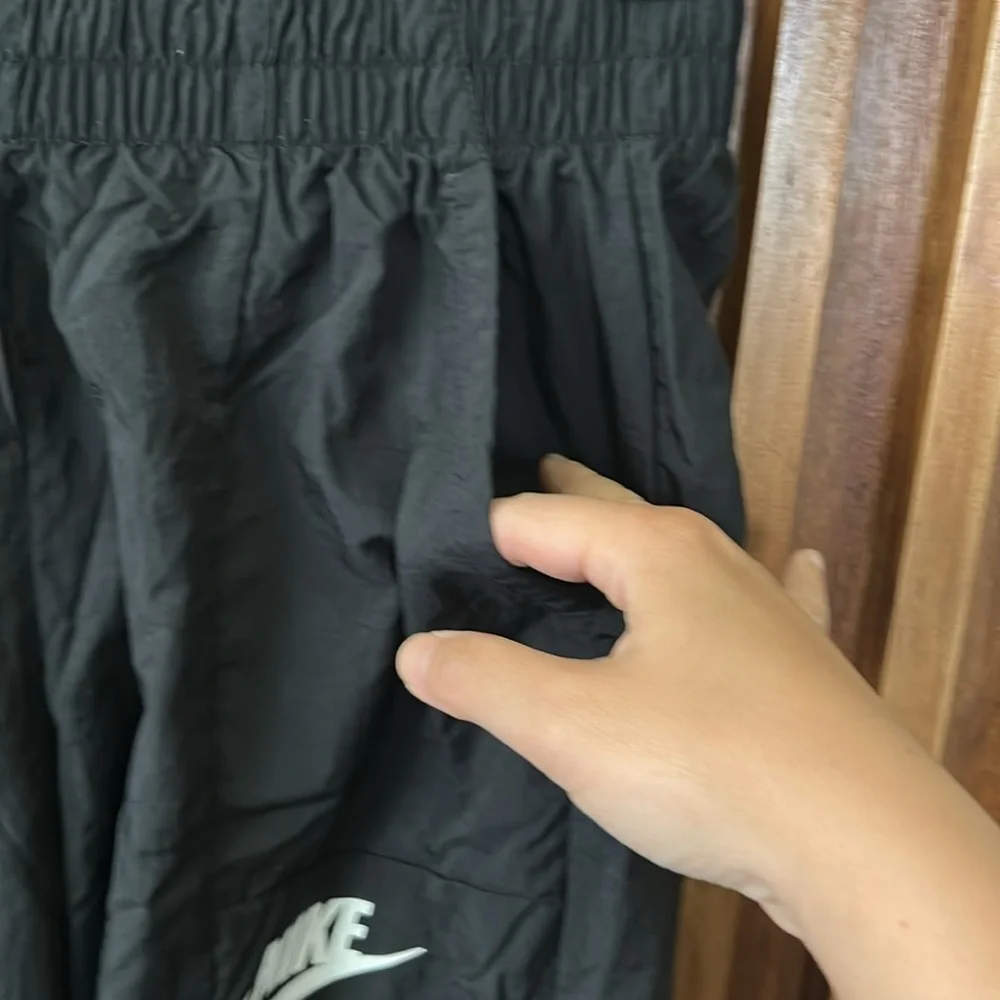 NIKE Sportwear Heritage Track Pants. L
